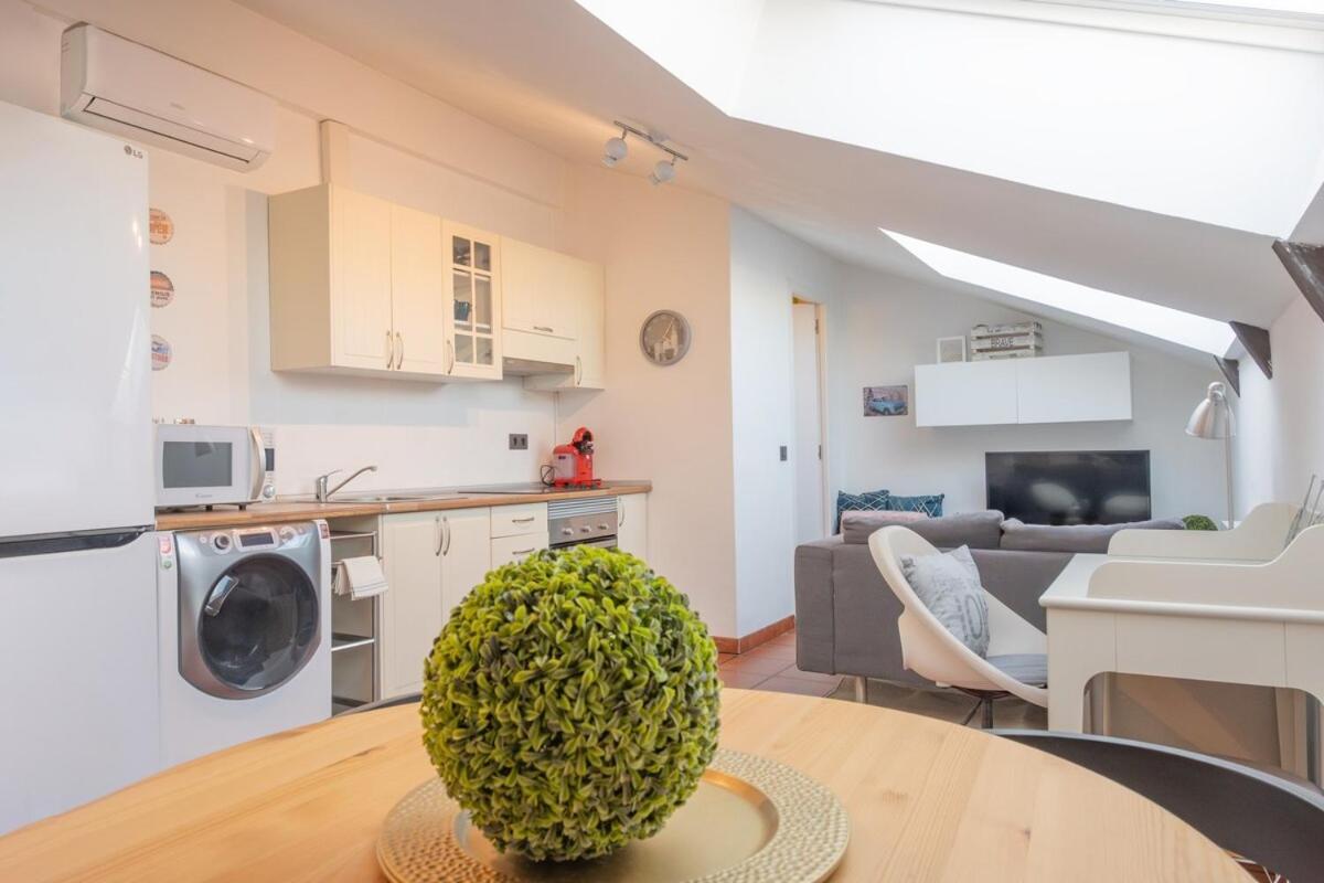 Apartment And Bright Temporal Penthouse Center Myr137c